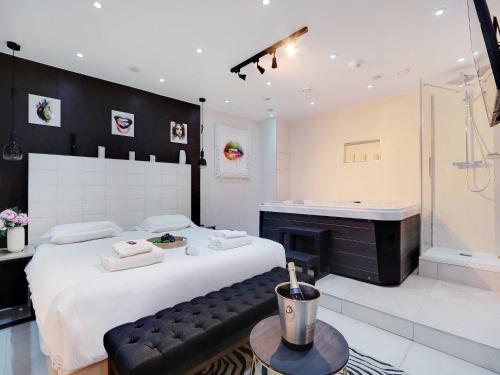 Intimate Flat w A C & Jacuzzi - 2BR 6P Montmartre