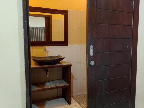 Brown Sugar Homestay في غيلي تراوانغان: حمام مع حوض ومرآة