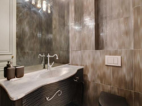 Magnificent Appt - 2BD 4P - Georges V Champs-Élysées