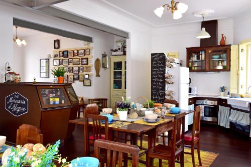 una cucina e una sala da pranzo con tavolo e sedie di Mercearia D'Alegria Boutique B&B a Peniche