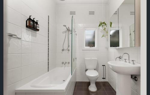 Koupelna v ubytování Spacious 4BR Cottage with Fireplace Fully Fenced Pet Friendly