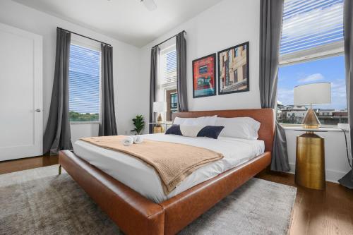 Ένα ή περισσότερα κρεβάτια σε δωμάτιο στο Stylish Midtown Condo Near Vanderbilt & Parthenon
