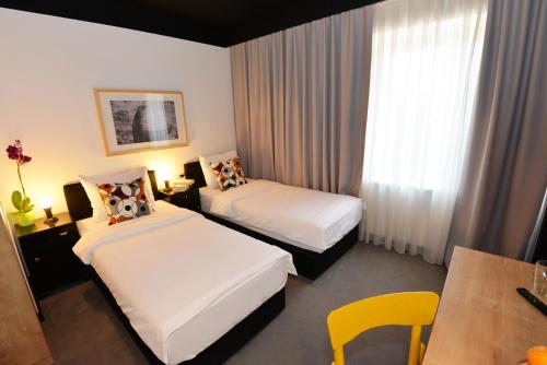 Postel nebo postele na pokoji v ubytování The Loop Hotel