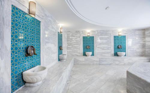 een badkamer met 2 wastafels en een toilet. bij Palm Wings Ephesus Beach Resort - Ultra All Inclusive in Kuşadası