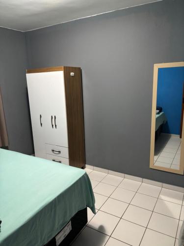 Ένα ή περισσότερα κρεβάτια σε δωμάτιο στο Apartamento completo Corumbá