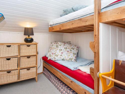 ein kleines Schlafzimmer mit einem Etagenbett mit einer roten Matratze in der Unterkunft 6 person holiday home in Toftlund in Toftlund