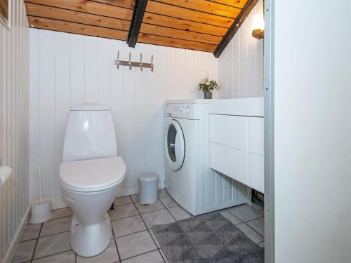 a bathroom with a toilet and a washing machine at Secluded Oasis by Kvie Lake-By Traum in Ansager