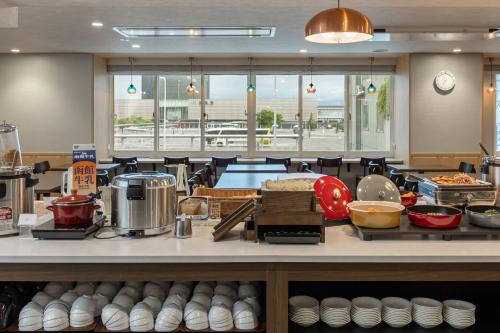Una cocina con una encimera con comida encima. en HOTEL MYSTAYS Hakodate Station, en Hakodate