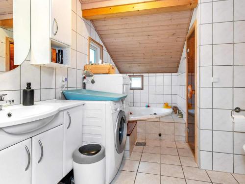 Koupelna v ubytování 6 person holiday home in Børkop-By Traum