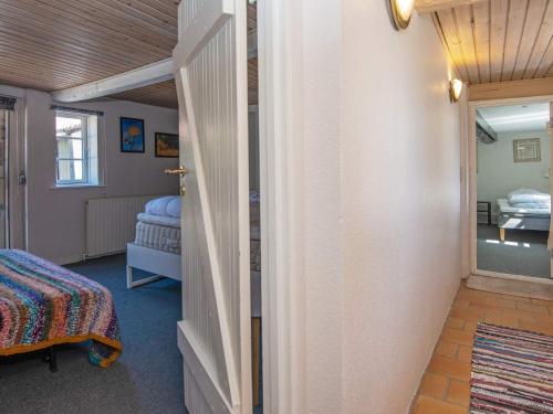 una stanza con una camera da letto con un letto e uno specchio di 7 person holiday home in Grenaa a Grenå