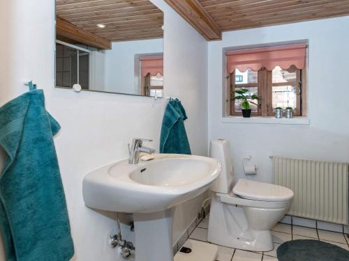 un baño con lavabo e inodoro en 5 person holiday home in Børkop-By Traum, en Børkop