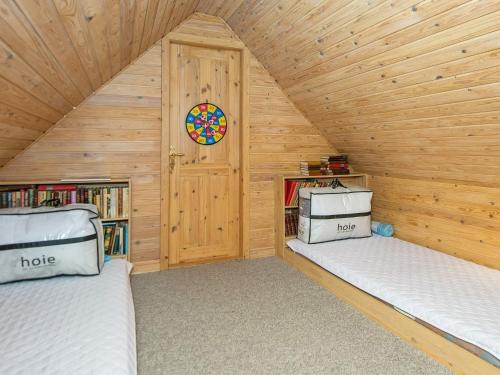 Un dormitorio con dos camas en un ático de madera. en 5 person holiday home in Børkop-By Traum, en Børkop