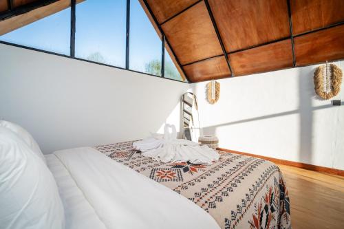 Una cama o camas en una habitación de Lava Sky Kintamani