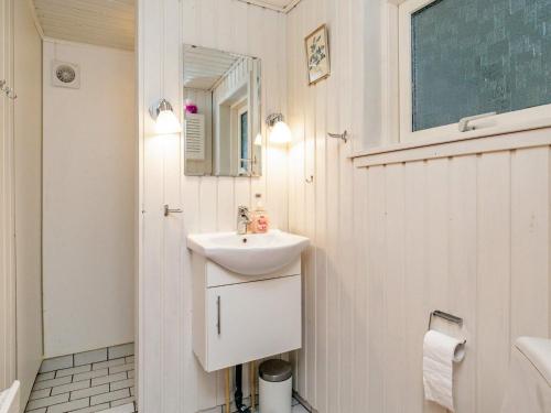 Ένα μπάνιο στο 7 person holiday home in Jerup