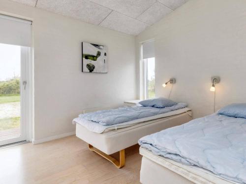 Una cama o camas en una habitación de Tranquil Retreat in Nature s Embrace-By Traum