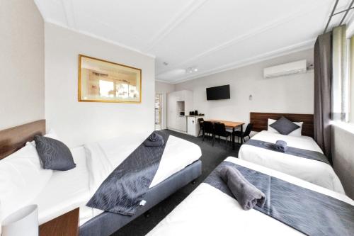Ένα ή περισσότερα κρεβάτια σε δωμάτιο στο Golden Hills Motel