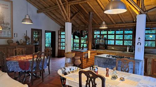 a kitchen with a table and chairs in a room at Casa El Cedro in Charalá