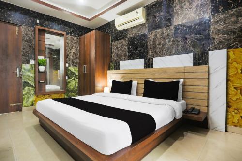 a bedroom with a large bed in a room at Super Collection O Tikonia in Haldwāni