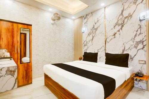a bedroom with a large bed in a room at Super Townhouse Faridabad Railway Station Formerly Hotel Royals Paradaise in Faridabad
