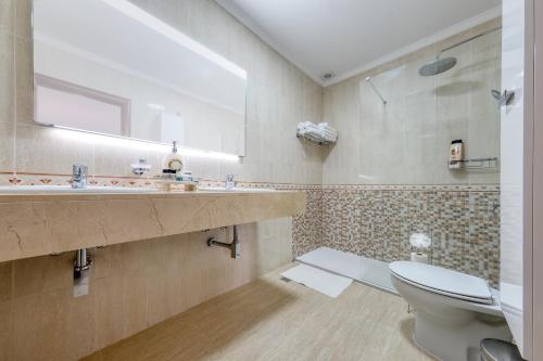 Koupelna v ubytování Casa Yare, shared pool, air-con, fast wifi