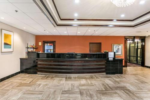 a large lobby with a waiting room with a bar at Clarion Hotel BWI Airport Arundel Mills in Hanover