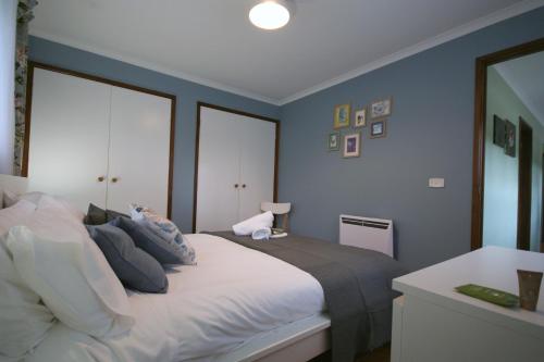 Katil atau katil-katil dalam bilik di Rezara House - 1 to 4 bedroom house