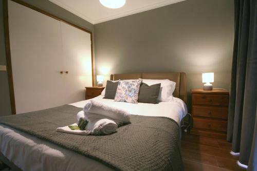 Katil atau katil-katil dalam bilik di Rezara House - 1 to 4 bedroom house