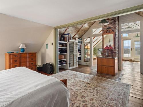 1 dormitorio con 1 cama grande y 1 dormitorio con cocina en Whitford House historic retreat, en Addison