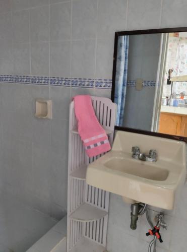 ein Badezimmer mit Waschbecken und Spiegel in der Unterkunft TS Transient House in Baguio City