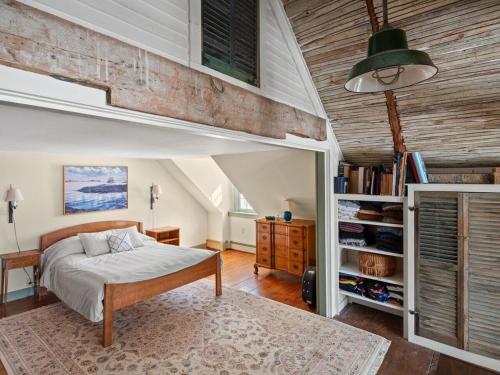 Un dormitorio con una cama y una estantería. en Whitford House historic retreat, en Addison