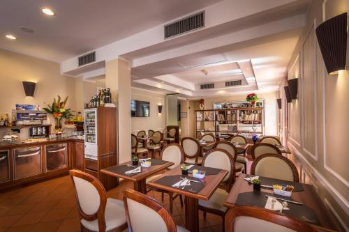 a restaurant with a bunch of tables and chairs at Hotel Duomo Firenze in Florence