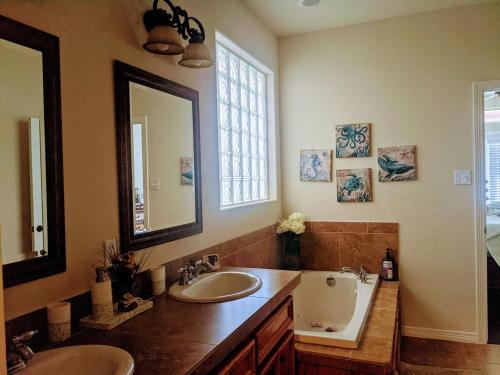 Φωτογραφία από το άλμπουμ του Enchanted April Lake House σε Montgomery