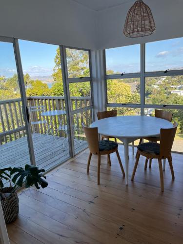 Μπαλκόνι ή βεράντα στο Raglan Beach Bungalow