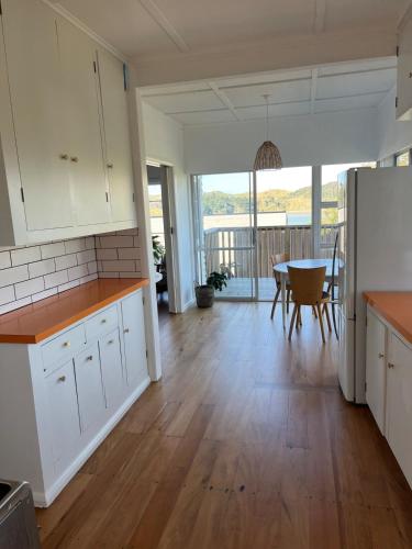 Η κουζίνα ή μικρή κουζίνα στο Raglan Beach Bungalow