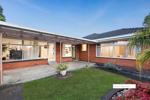an image of a house at Hilltop Haven in Ringwood North