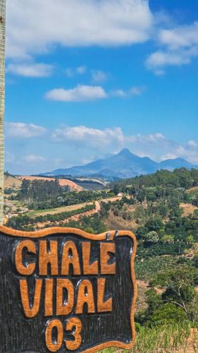 a sign that reads chale virtual with mountains in the background at Chales Vidal in Venda Nova do Imigrante