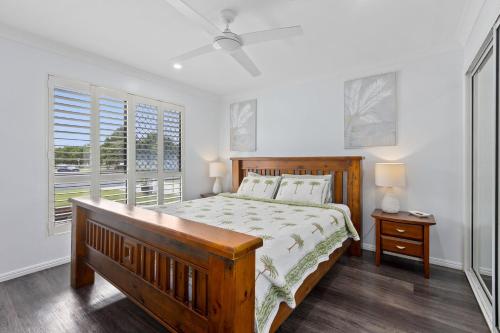 Ένα ή περισσότερα κρεβάτια σε δωμάτιο στο 6 Cypress Avenue - Rainbow Beach. Pool. Pets. Aircon.Wifi