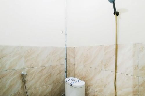 a shower stall with a toilet in a bathroom at Turuo Homestay Syariah Pringsewu Lampung Mitra RedDoorz in Margakaya