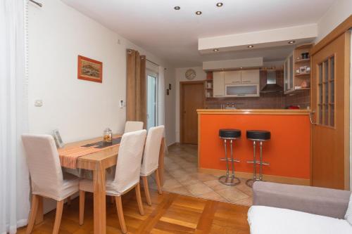 Η κουζίνα ή μικρή κουζίνα στο Dalma Residence apartman Girandella