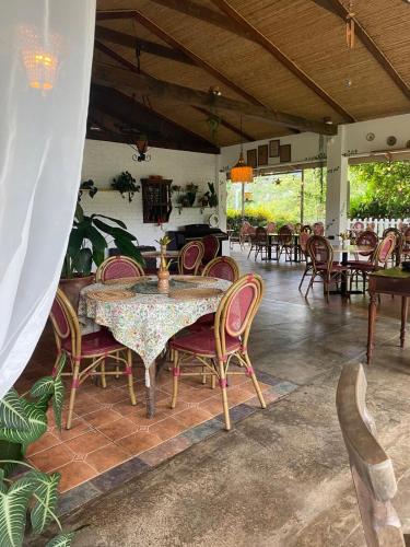a dining room with a table and chairs at Jicote cabañas in Paraíso