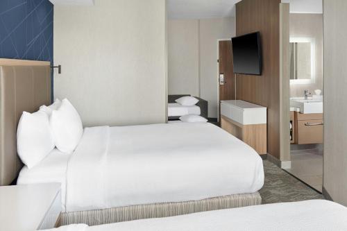 Postel nebo postele na pokoji v ubytování SpringHill Suites by Marriott Lansing