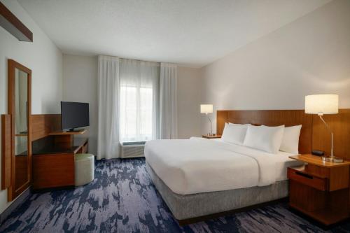 a hotel room with a large bed and a television at Fairfield Inn & Suites by Marriott Bristol in Bristol