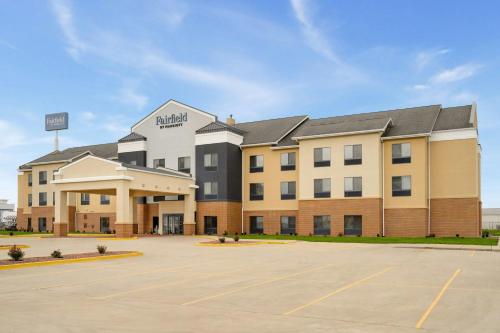 a hotel with a parking lot in front of it at Fairfield Inn & Suites Bloomington in Bloomington