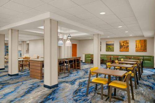Restaurace v ubytování Fairfield Inn & Suites Bloomington
