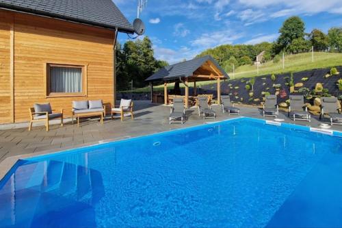 Πισίνα στο ή κοντά στο Holiday Home in Wi niowa with Pool and Forest