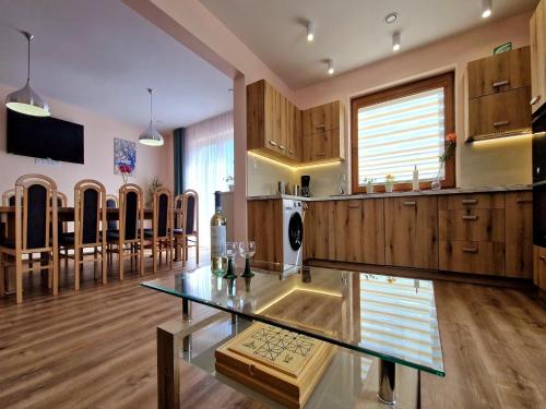Μια τηλεόραση ή/και κέντρο ψυχαγωγίας στο Holiday Home in Wi niowa with Pool and Forest