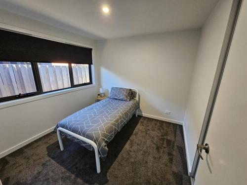 Postel nebo postele na pokoji v ubytování Luxury New furnished George Town home near MTB trails aircon WIFI