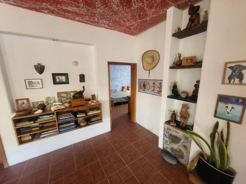 un couloir dans une maison avec une pièce dans l'établissement Casa de Muffin, à Puerto Ayora
