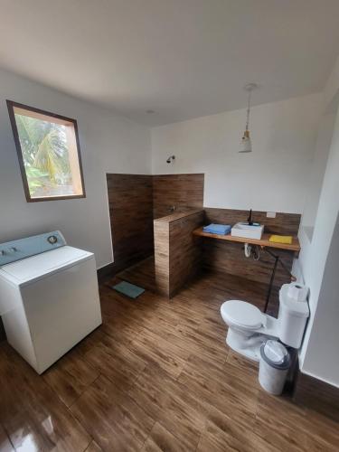 une salle de bains avec toilettes et lavabo dans l'établissement Casa de Muffin, à Puerto Ayora