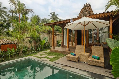Πισίνα στο ή κοντά στο Griya Dukuh Ubud Villa